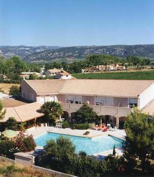 www.hostellerie-saint-benoit.com