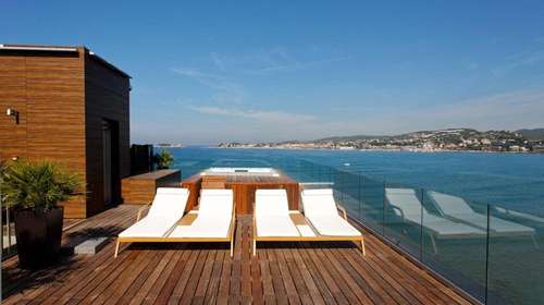 www.hostellerielafarandole.com