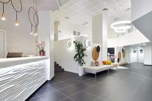 www.hotel-le-bayonne.com