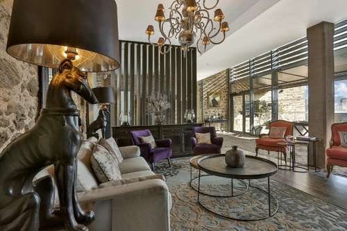 www.hotel-joyet-maubec.com