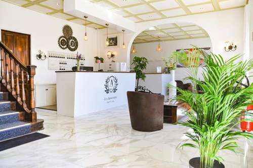 www.hotel-calvi-lesarbousiers.com