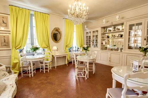 www.hotel-aix-lesquatredauphins.fr