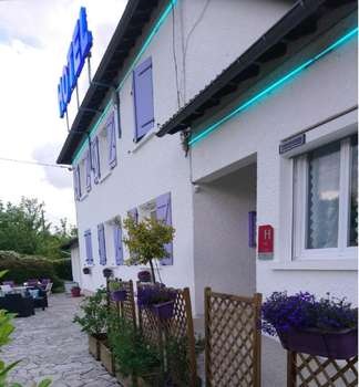 www.hotelaucharmedulevat.fr
