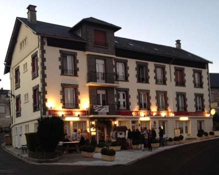 www.hotelrestaurantbagnols.com