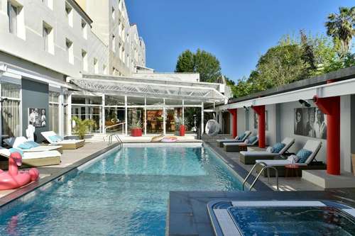 www.hotelarlesplaza.com