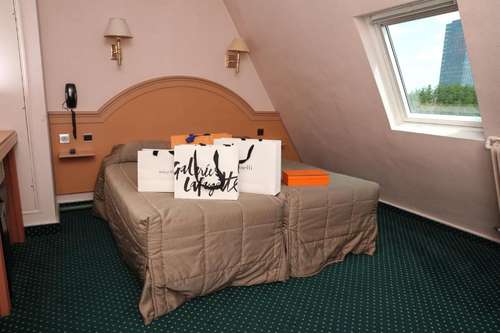 www.hotel-des-arenes.com