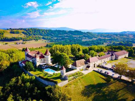 www.chateau-chapeau-cornu.fr