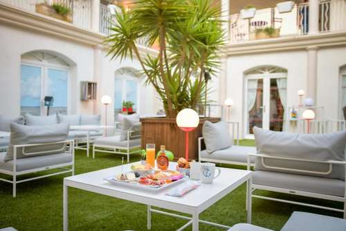 www.hotel-lajetee.com
