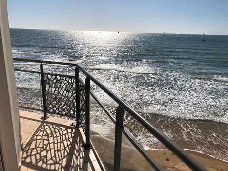 www.hotel-lesrochesnoires.com