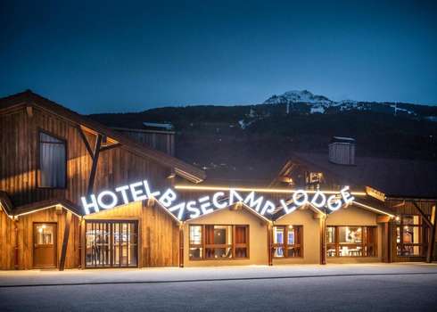 www.hotel-basecamplodge.com