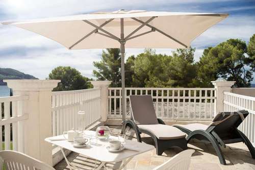 www.grand-hotel-les-lecques.com