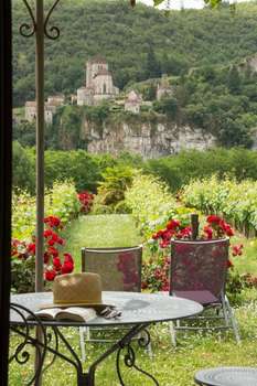 www.hotel-lesaintcirq.com