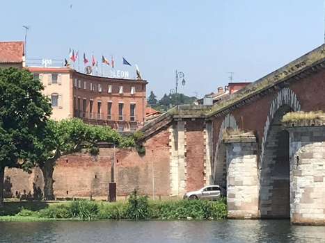 www.le-pont-napoleon.com