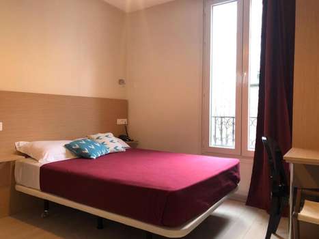www.hotelnationalclichy.com