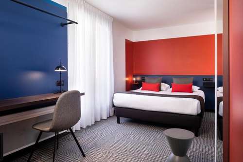 www.hotel-le-bugatti.com