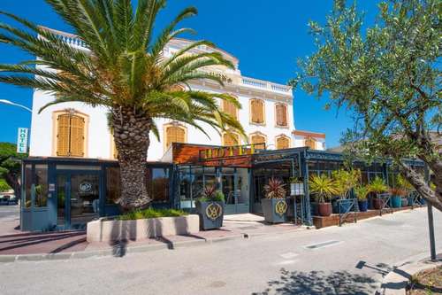 www.villa-arena-hotel.com