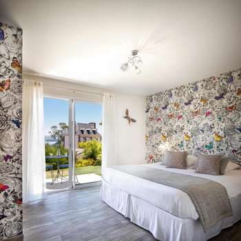 www.hotel-les-agapanthes.com
