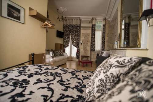 www.hotelalarochelle.com