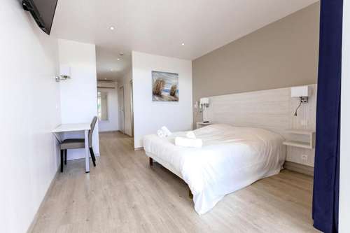 www.hotel-au-lavandou.com