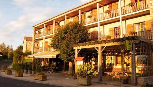 www.hotel-laclairiere-auvergne.com