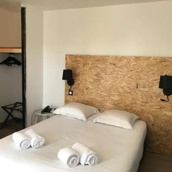 www.hotel-les-genets.com