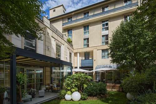 www.hotel-ampere-paris.com