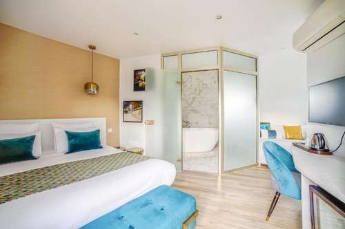 www.queens-hotel-paris.com