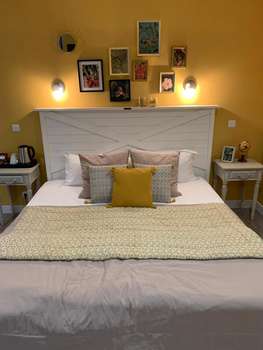 www.lesembruns-hotel.com