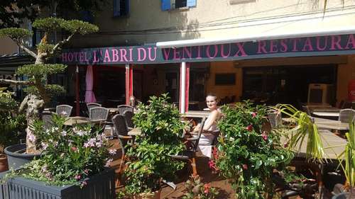 www.hotel-abri-ventoux.com