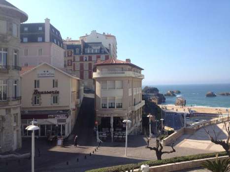 www.petithotel-biarritz.com