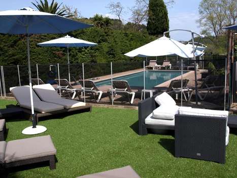 www.hotelcayrons.com