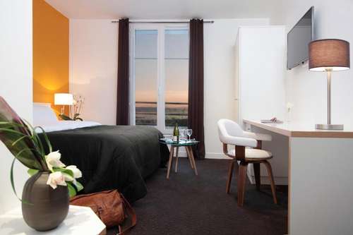 www.hotel-laruche78.com