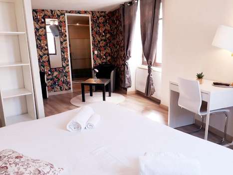 www.hotelrenaissancemartigues.com