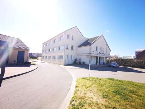 www.hoteldugolf-calais.com