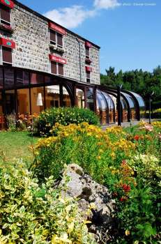 www.hotel-leshirondelles.com