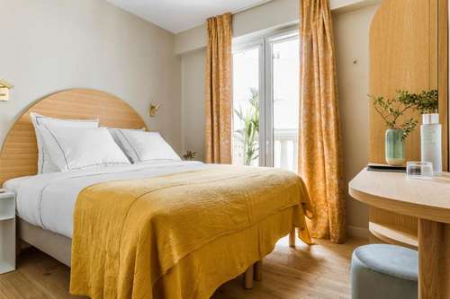 www.hotelamiparis.com