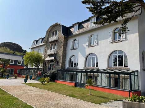www.hotelbellevuetregastel.com