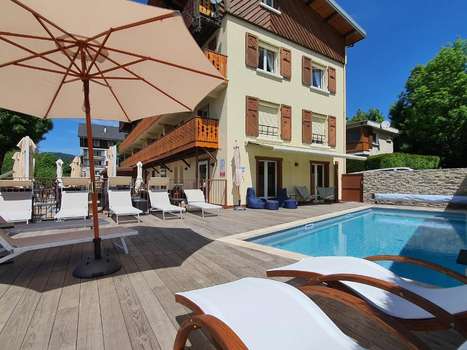 www.hotellaroseraie.com