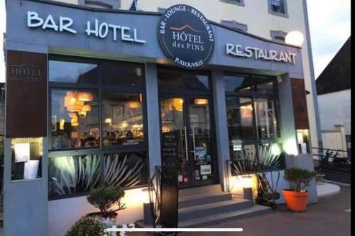 www.hoteldespinsjullouville.com