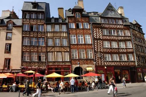 www.hotel-des-lices.com