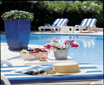 www.hotel-lesrivesbleues.com