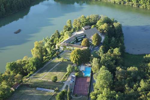 www.domaineduchatelard.com