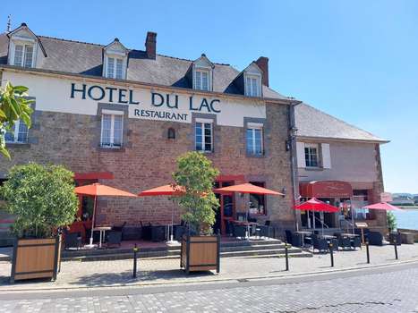 www.hotel-combourg.com