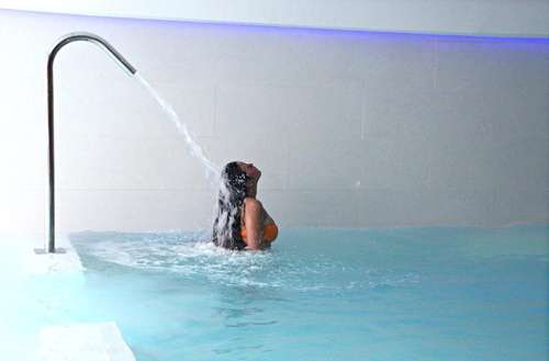 www.hotel-montaigne.com