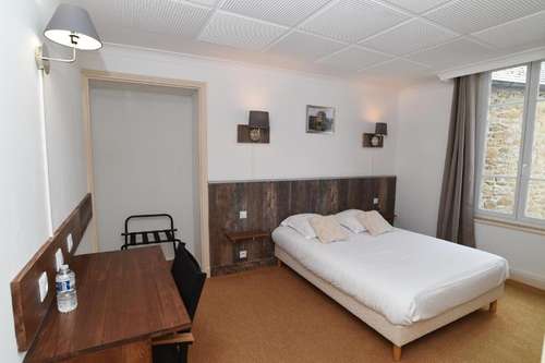 www.hotelducommerce-quintin.com