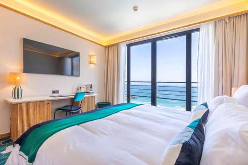 www.hotel-cafedeparis-biarritz.com