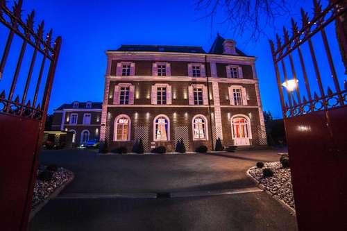 www.hotel-lamaisonrouge.com