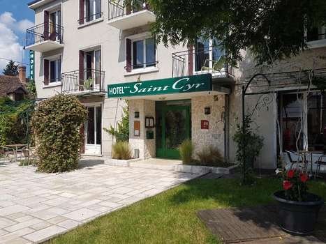 www.hotel-st-cyr.com