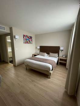 www.hotel-des-barolles.fr