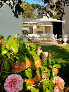 www.hotel-la-licorne.com